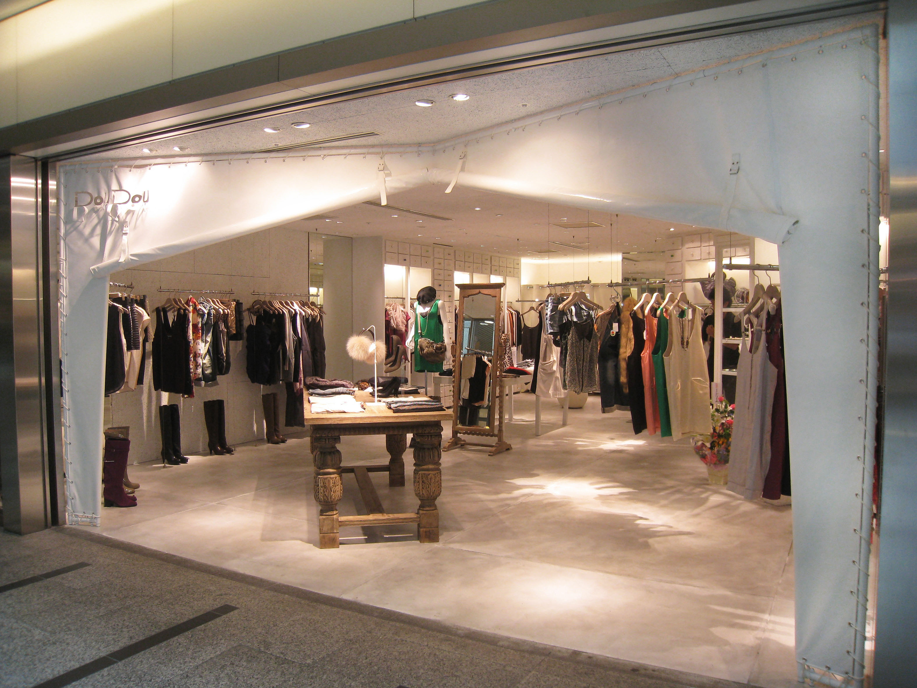 大阪府のアパレル・ファッションブランドの内装デザイン事例(株式会社 スーパースタンダード) 大阪府のアパレル・ファッションブランドの内装デザイン事例(株式会社 スーパースタンダード)