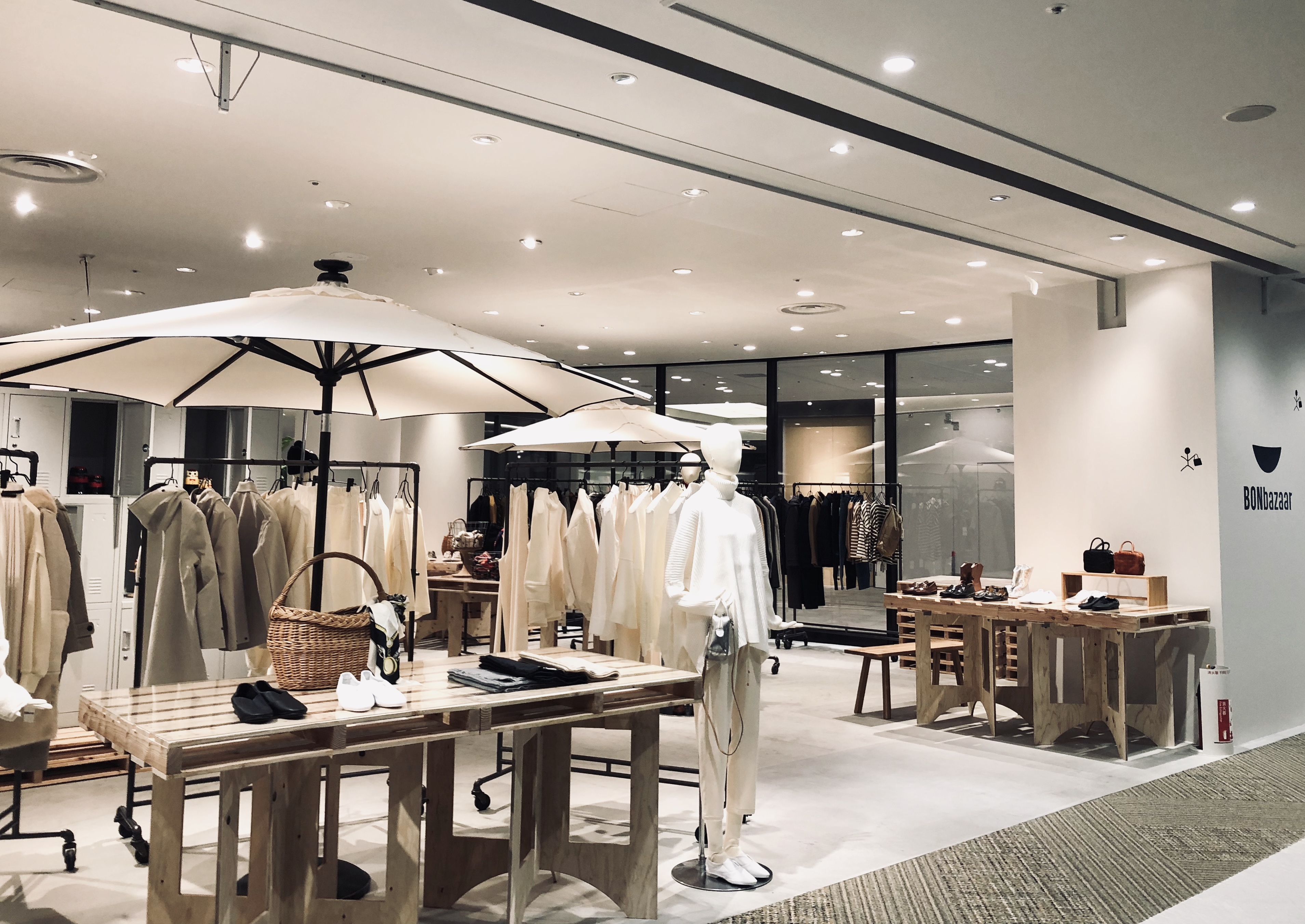 大阪府のアパレル・ファッションブランドの内装デザイン事例(株式会社 スーパースタンダード) 大阪府のアパレル・ファッションブランドの内装デザイン事例(株式会社 スーパースタンダード)